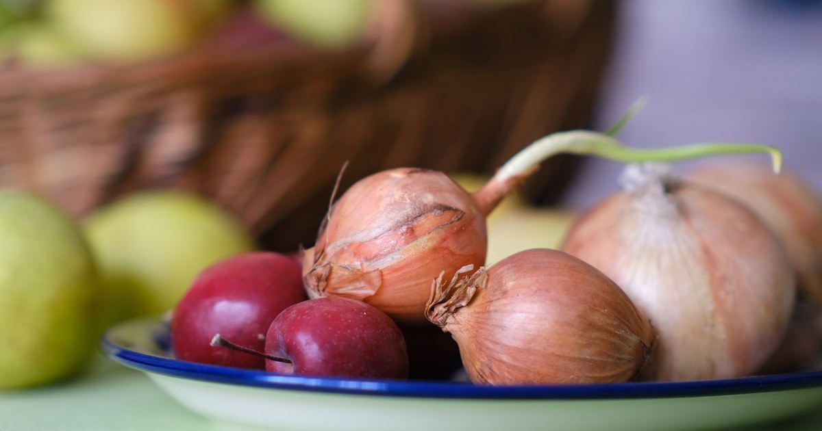 Apples and onions on a plate, natural food sources of quercetin
